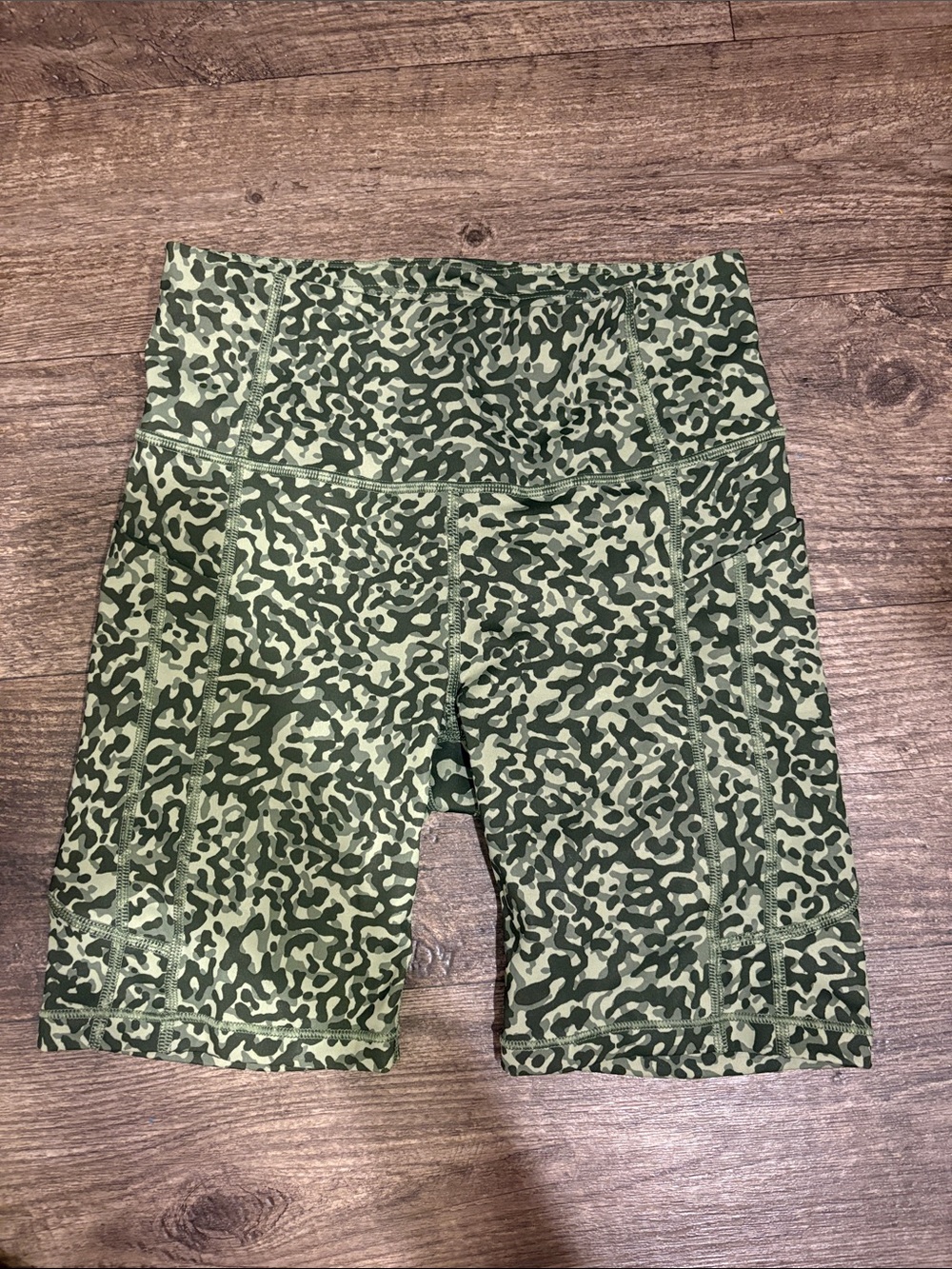 Athleta ultimate stash II 7 inch short small Green Camo Bike Shorts